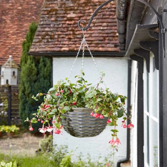 Smart Garden Faux Rattan Hanging Basket Planter with Chain and Liner Grey and Brown 14-Inch 6021050 | Weather-Resistant | Hanging Flower Pot for Outdoor and Indoor Use | Robust Construction for Long Life | Root Proof