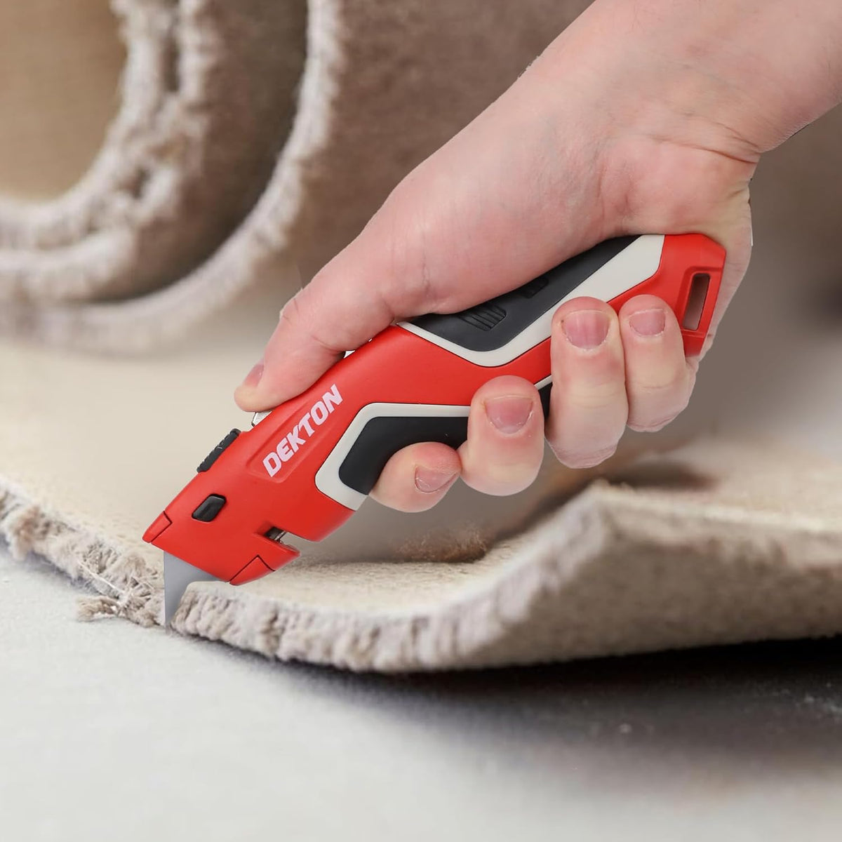 Dekton Professional Carpet Knife Red 60mm DT60122 | Extra Strong SK5 Steel | 3x More Cuts | 5x Sharp | Heavy Duty | Ideal for Cutting Carpet - Card - Paper - Leather and More | Retractable for Safety | Soft Touch Grip | Metal Body | Instant Blade Change