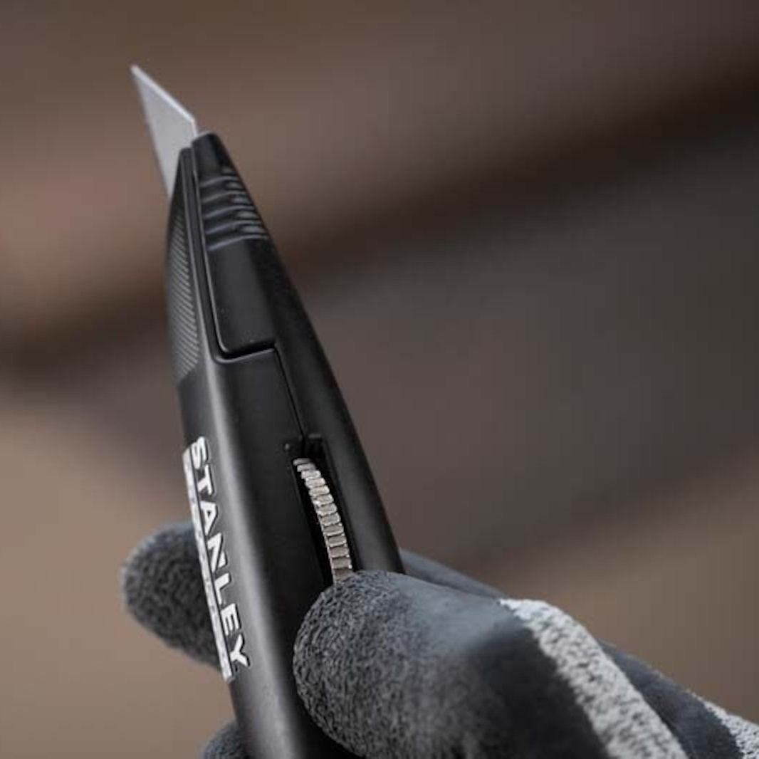 Stanley FatMax Heavy Duty Trade Knife Black FMHT10500-0 | Retractable Utility Knife with Holster | Hardened Blade Carrier | Ideal for Tough Cutting Jobs | 2 x Fatmax Spare Blades