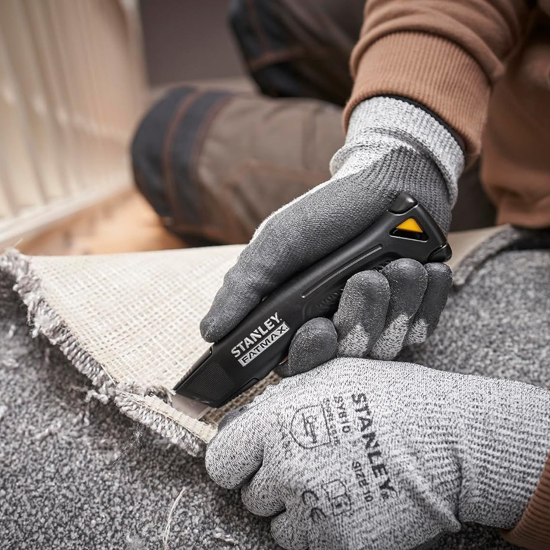 Stanley FatMax Heavy Duty Trade Knife Black FMHT10500-0 | Retractable Utility Knife with Holster | Hardened Blade Carrier | Ideal for Tough Cutting Jobs | 2 x Fatmax Spare Blades