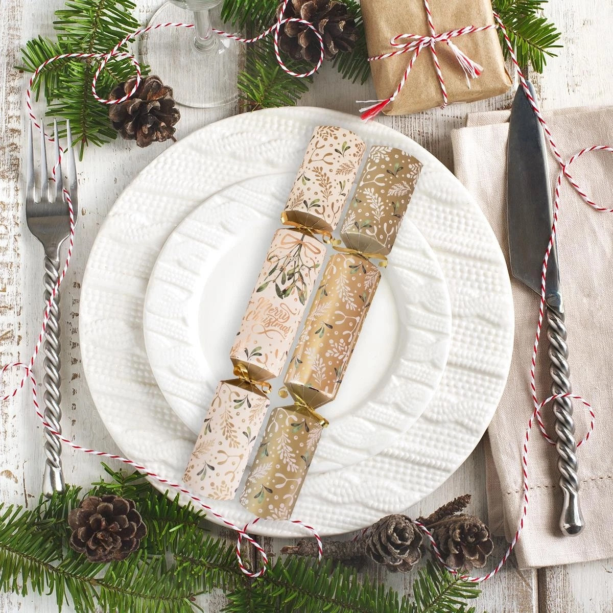 RSW Christmas Harvey and Mason Crackers Gold and White 14-Inch Pack of 10 XM7023 | Gold Mistletoe | Plastic Free Gifts | Recyclable Packaging