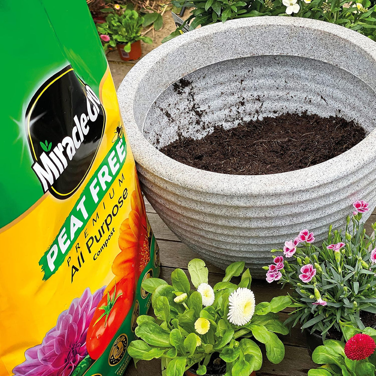 Miracle-Gro Premium All Purpose Peat Free Compost 75ltr 121254 | 3 Months Feed | 14 Vital Nutrients | Locks in Moisture | Promotes Root Growth | Child and Pet Friendly
