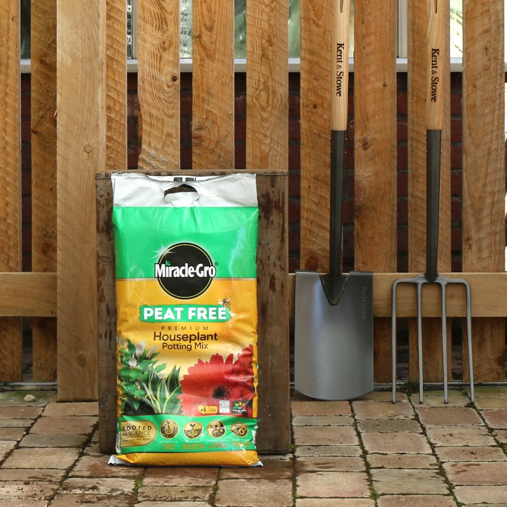 Miracle-Gro Peat Free Premium Houseplant Potting Mix Multicoloured 10Ltr | 14 Vital Nutrients | Locks in Moisture | Promotes Root Growth | Child and Pet Friendly | 3 Months Feed | Use in Pots-Container and Hanging Baskets