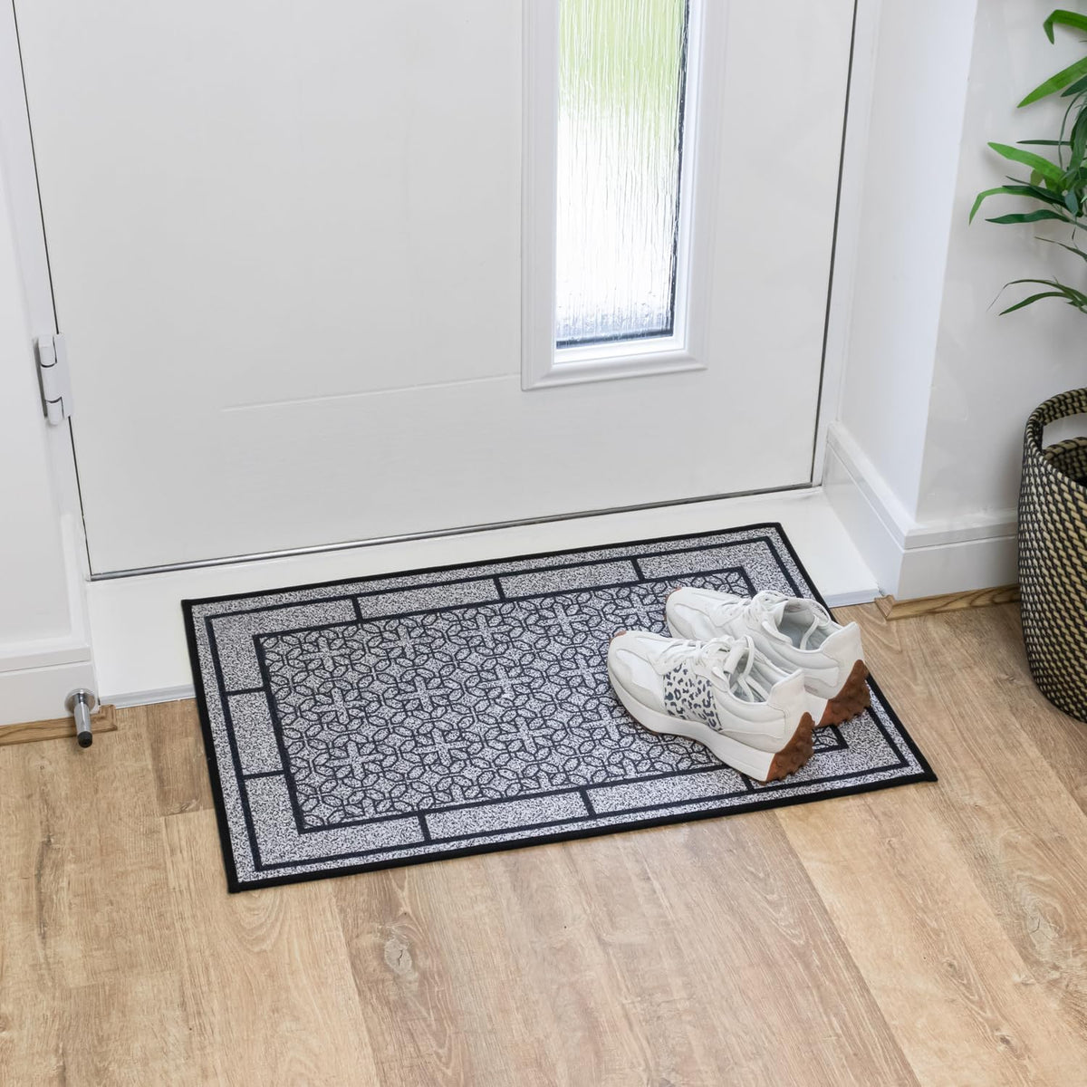 Avanti Printed Linen Effect Pattern Heavy-Duty Indoor Doormat Black and Grey 50cm x 75cm 01-337 | Non-Slip Rubber Backing Mat | Dirt and Moisture Absorbent | Perfect for Hallways and Kitchens | Keeps Floors Clean | Wrinkle-resistant