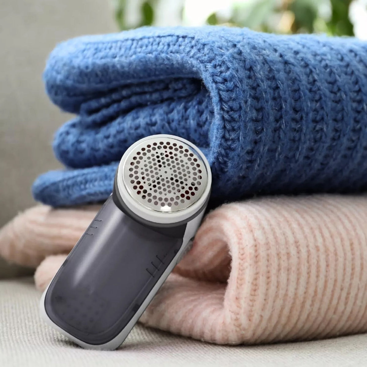 Quest Battery Operated Lint Remover Grey and White 39230 | Safety Power Cut Out | Blade Gaurd | 60ml Pill Container | Adjustable Height Cap | Cleaning Brush Included