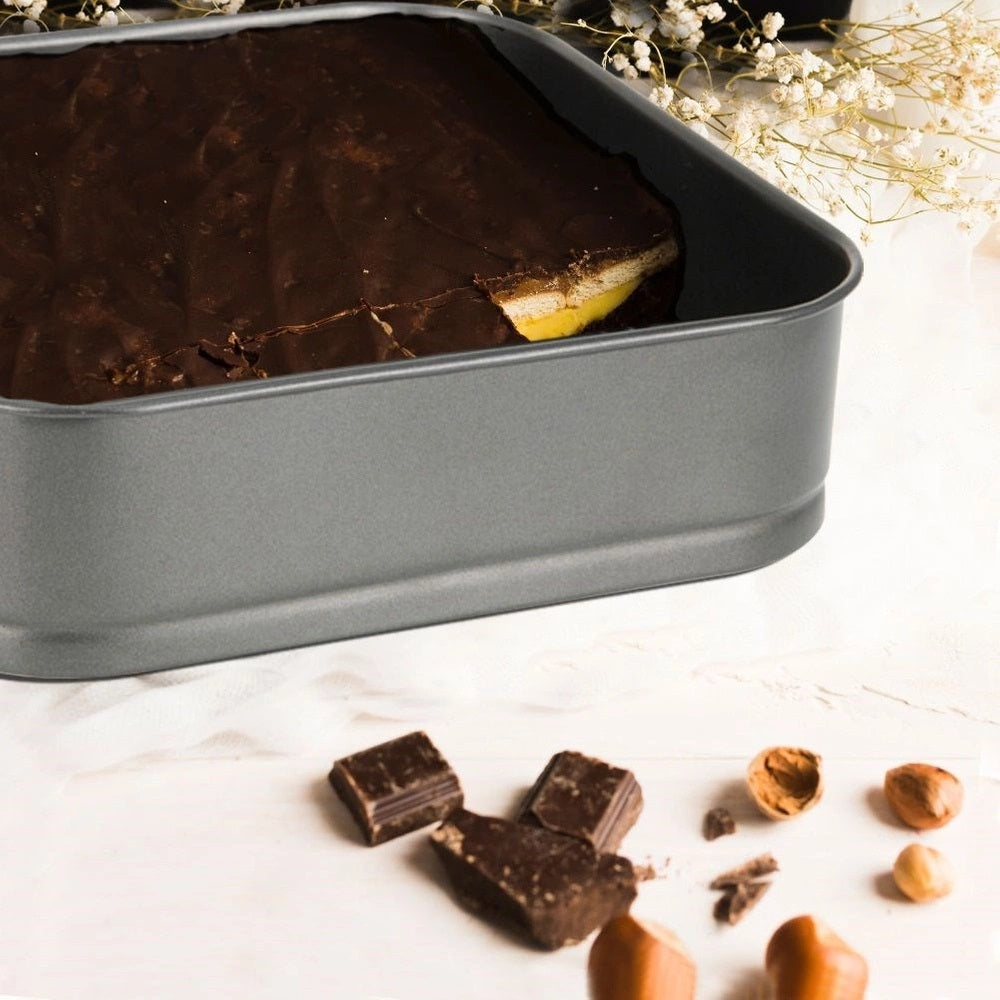La Cucina Square Non-Stick Springform Pan Baking Tin Black 24cm x 24cm x 6.5cm | Leakproof Cake Tin | Oven Safe up to 200 Degree Celcius | Easy Release | Ideal for Cheesecakes and Desserts