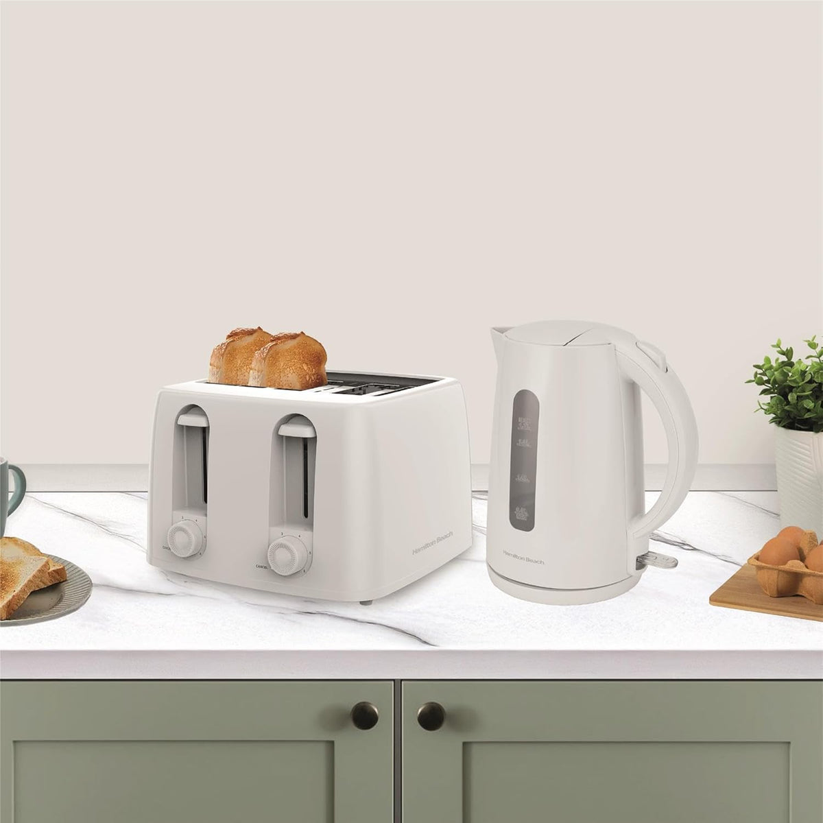 Hamilton Beach Essential 4-Slice Toaster White 1300W 25.5cm x 25cm x 17cm HB4T5032W | 6 Browning Levels for Perfect Toast | Toast a Variety of Breads, from Bagels to Waffles, with 2.7cm Wide Slots | Removable Crumb Tray for Easy Clean-up and Mess-Free
