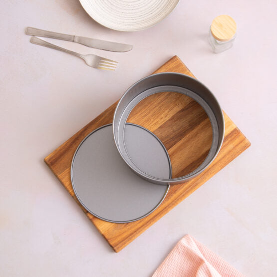 Betterware Essentials Round Loose Bottom Deep Cake Tin Grey 20cm 67680 | Non Stick Coating for Easy Release | Dishwasher Safe | Loose Base Design | Fridge and Freezer Safe