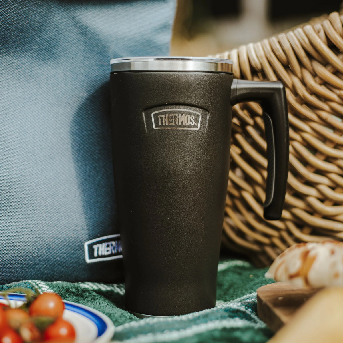 Thermos Icon Series Glide Travel Mug Granite Black 9.7cm x 13.2cm x 21.8cm 530ml 400g 285976 | Vacuum Insulated Stainless Steel Mug | Keeps Drinks Cold for 22Hrs and Hot for 6Hrs | Durable Leak-Proof Travel Water Bottle | Dishwasher Safe | Cup Holder
