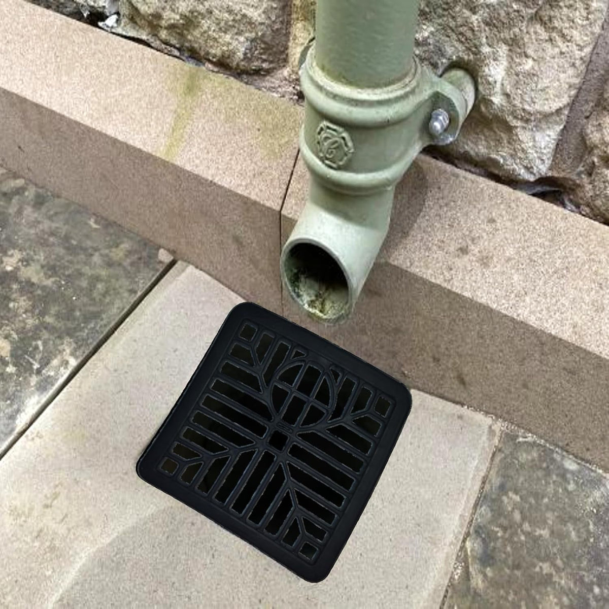 Blackspur Square Plastic Drain Cover Black 146mm x 146mm 60750 | Constructed from Strong Durable Plastic | Outdoor Drain Guard for Preventing Debris Blockage