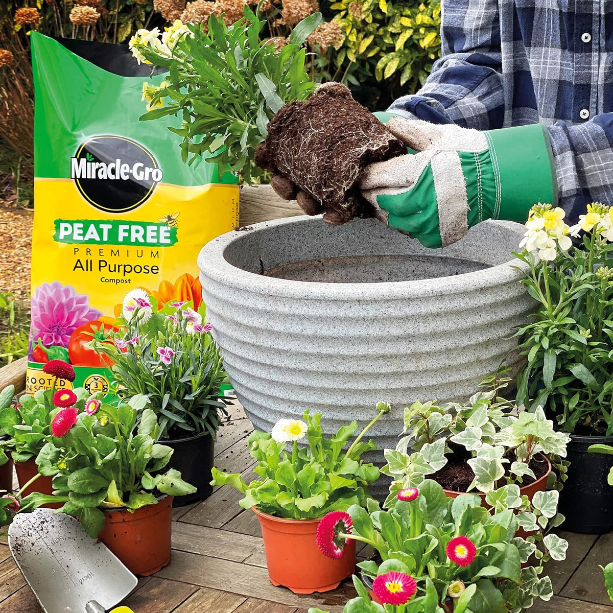 Miracle-Gro Premium All Purpose Peat Free Compost 75ltr 121254 | 3 Months Feed | 14 Vital Nutrients | Locks in Moisture | Promotes Root Growth | Child and Pet Friendly