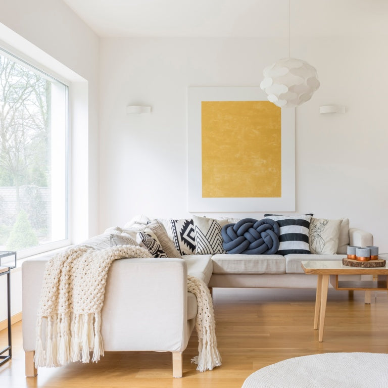 Crown Ultramatt Plus Pure Brilliant White 2.5Ltr 5101850 | Vinyl Matt Emulsion Paint | Interior Wall and Ceiling Paint | Mould Resistant Matt Finish | High Coverage Decorative Paint | Ultra White Smooth Finish