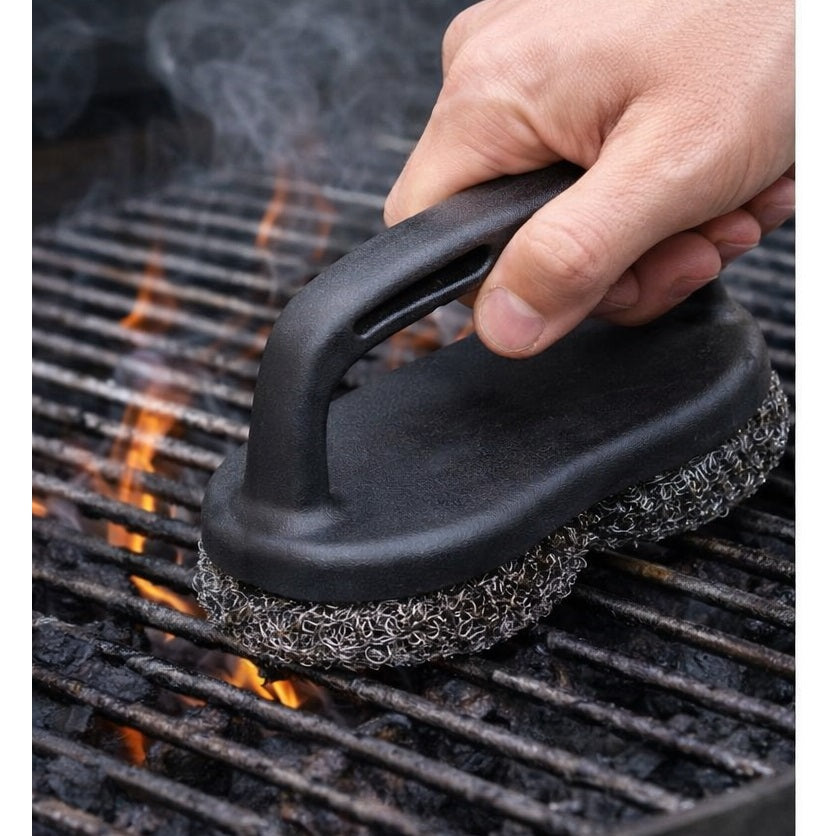 BBQ Grill Brush with Stainless Steel Scourer Pads Black 18cm x 9cm x 10cm YL8000090 | Heavy Duty Barbecue Cleaning Brush | With Ergonomic Handle | Rust Resistant | Grill Scrubber for Outdoor Charcoal and Gas Grills | Wire Scourer Pads | Barbecue Scrub Tool