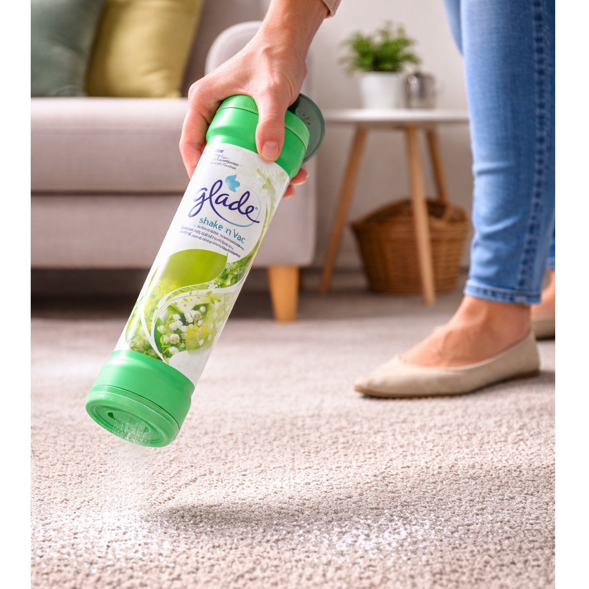 Glade Shake n Vac Carpet Freshener Powder Lily of the Valley Scent White 500g 92201 | Odour Neutraliser | For Carpets and Rugs | Carpet Deodorizing Powder | Pet Odour Remover | Home Odour Eliminator | Floor Carpet Freshener | Household Odour Control | Living Room Freshener