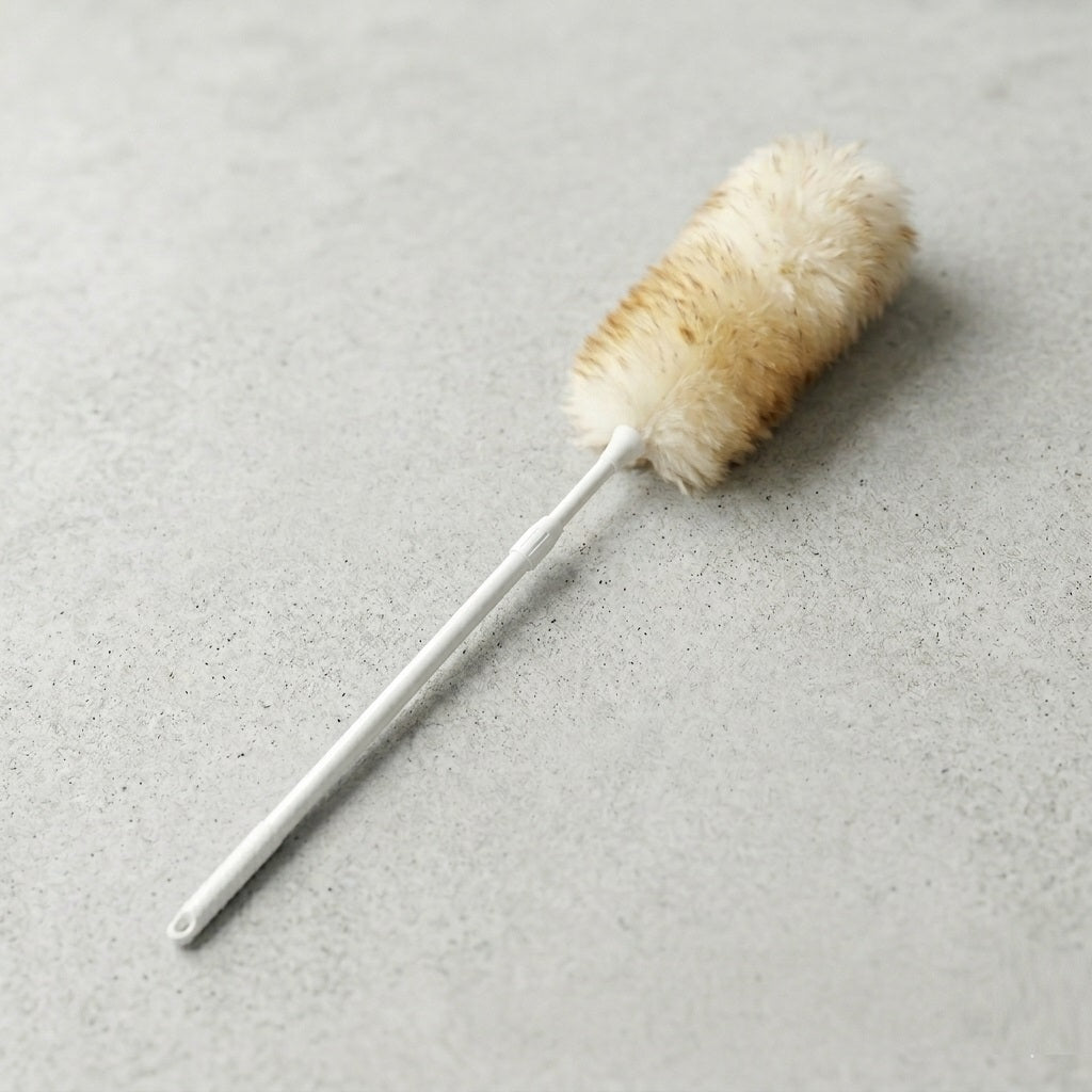 Everyday by Wilsons Flick 2 Section Lambswool Duster Natural 1.1Mtr 1358 | Extending Handle Dusting Brush | Telescopic Long Reach Cleaning Tool | 100 Percent Pure Lambswool Cleaner | Home Ceiling Fan Blind Radiator Duster | Static Dust Attracting Broom