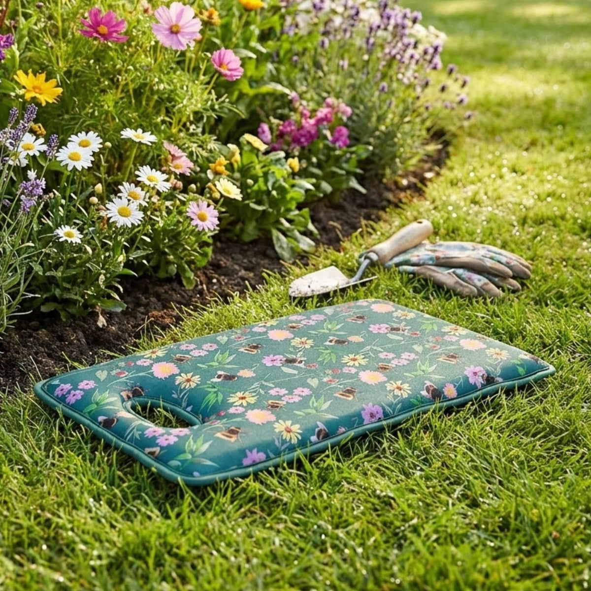 Country Club The Cultivated Gardener Meadow Bee Kneeling Pad Green Large OUT246210 | Outer 100 Percent Polyester with SBR Coating | Inner 50 Percent Polyurethane Foam