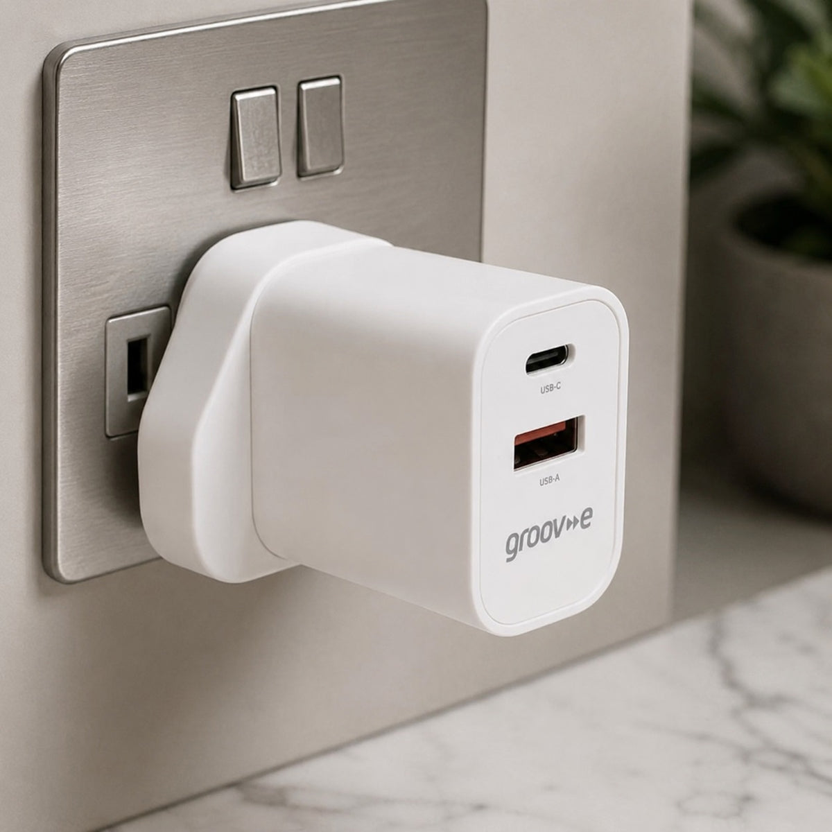 Groov-e USB-C and USB-A Travel Wall Charger White GVMA113WE | Fast Charge | 25W Power Delivery | Includes Carry Pouch | World Adaptors Included | GaN Technology