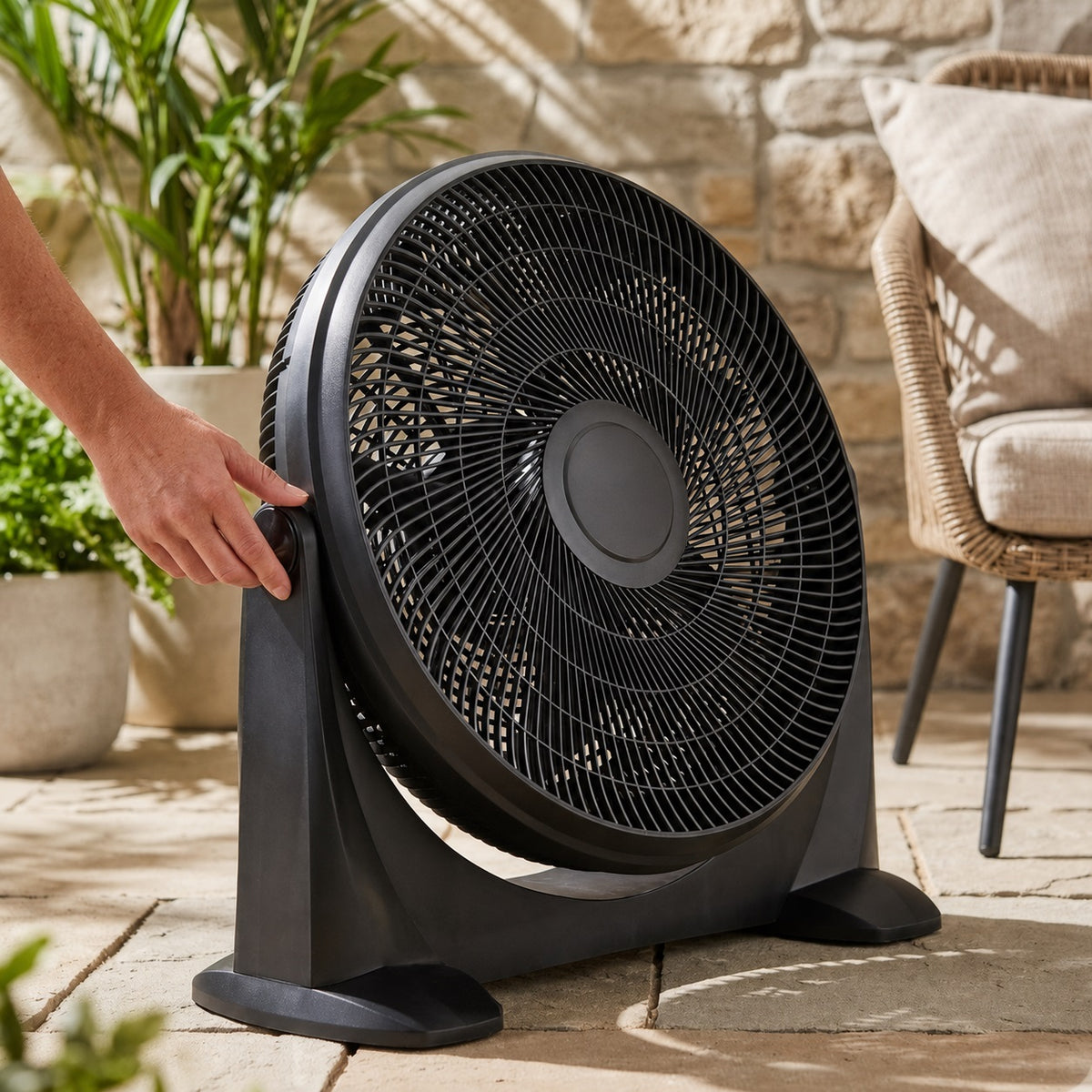 Daewoo High-Velocity Floor Fan Black 20-Inch COL1479 | 3 Speed Settings | Carry Handle | Instant Cool Air | Up and Down Tilt