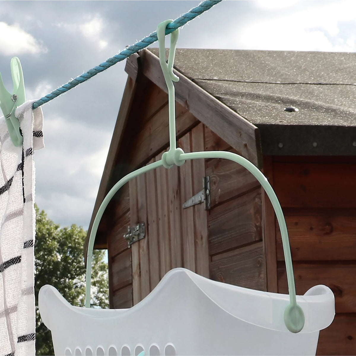 JVL Laundry Peg Basket Clear H13cm x W23cm x D15.5cm 19-211 | Durable White Plastic | Weather Resistant Hanging Hook Caddy | Clothes Peg Holder | Washing Line Peg Storage | Laundry Peg Bag Alternative | Outdoor Clothes Pegs Bucket