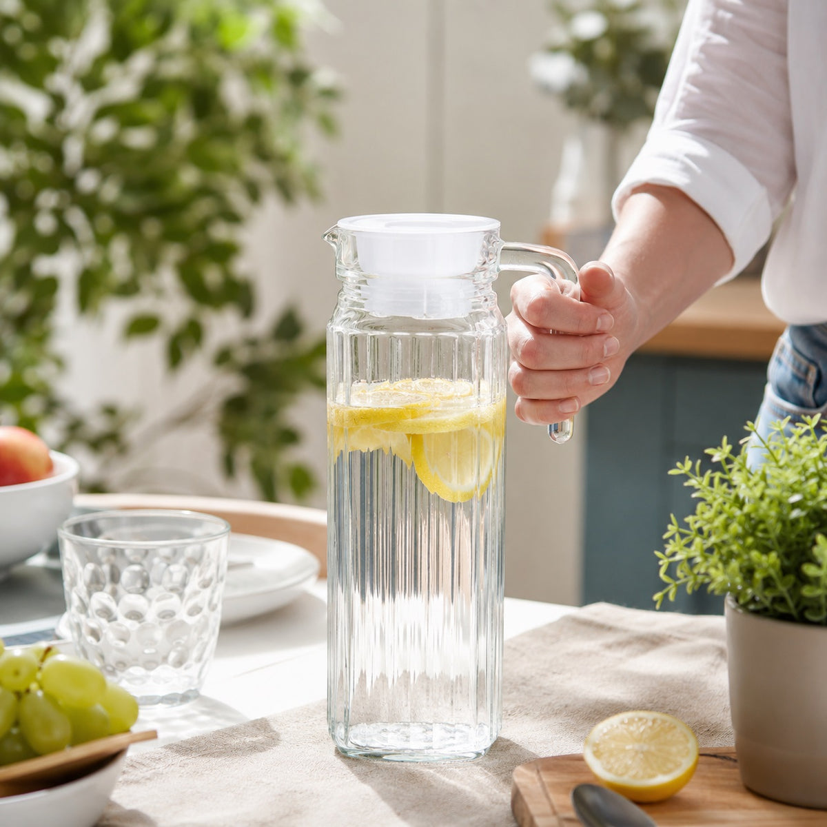 Ravenhead Essentials Fridge Jug With Lid Clear 900ml 40.894 | Dishwasher Safe | Beverage Serving Jug