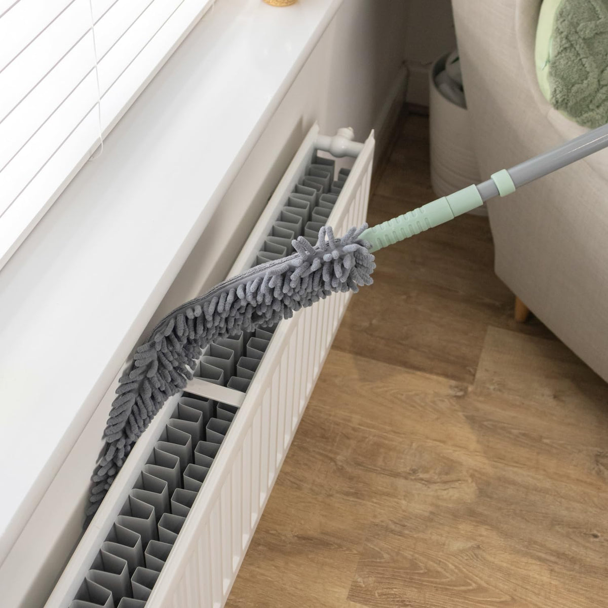 JVL Flexible Duster With Extendable Pole Grey 106cm-141cm 20-730GY | Microfibre Chenille Cleaning Head | Telescopic Handle Home Dusting Tool | Suitable for High Ceilings Blinds Furniture Cleaning