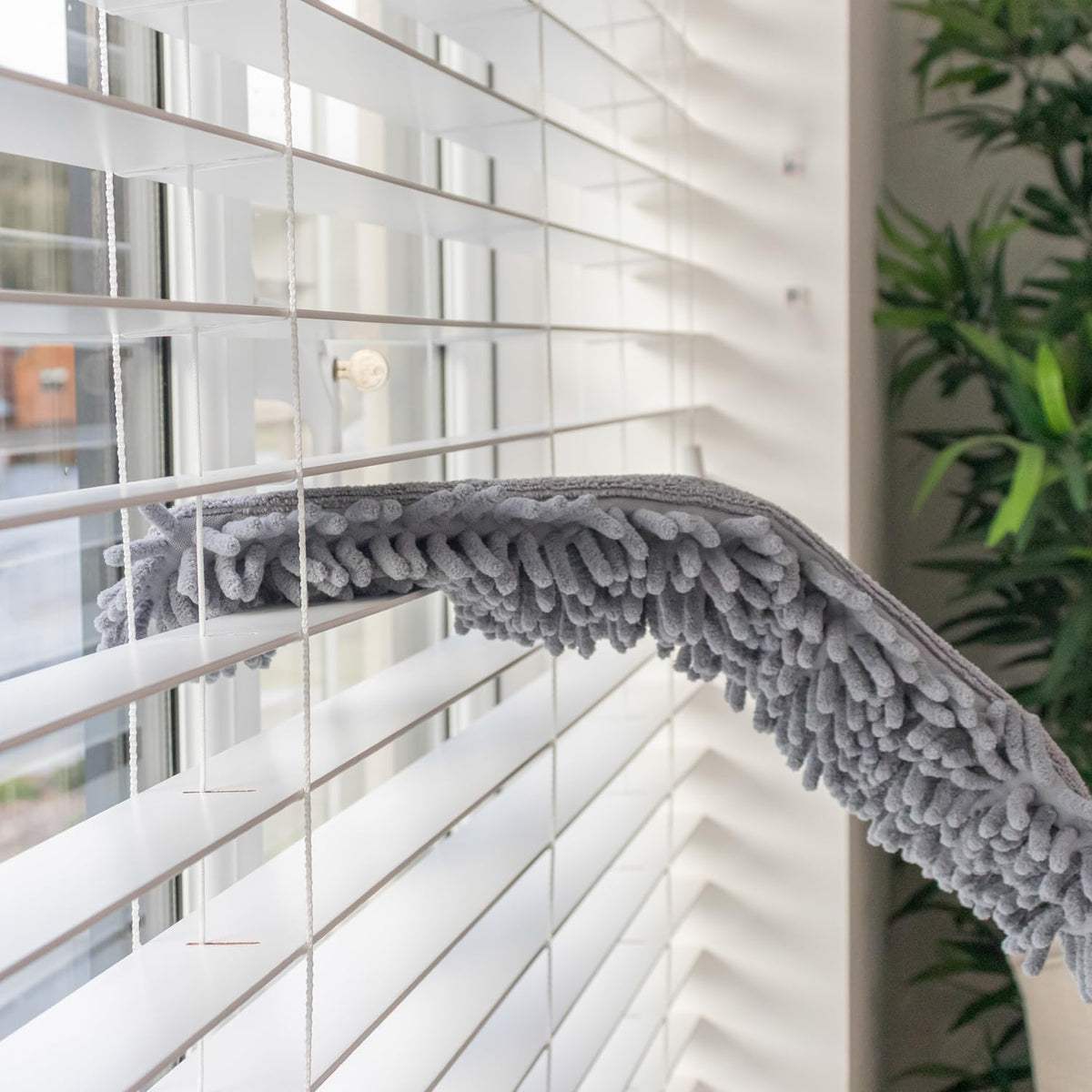 JVL Flexible Duster With Extendable Pole Grey 106cm-141cm 20-730GY | Microfibre Chenille Cleaning Head | Telescopic Handle Home Dusting Tool | Suitable for High Ceilings Blinds Furniture Cleaning