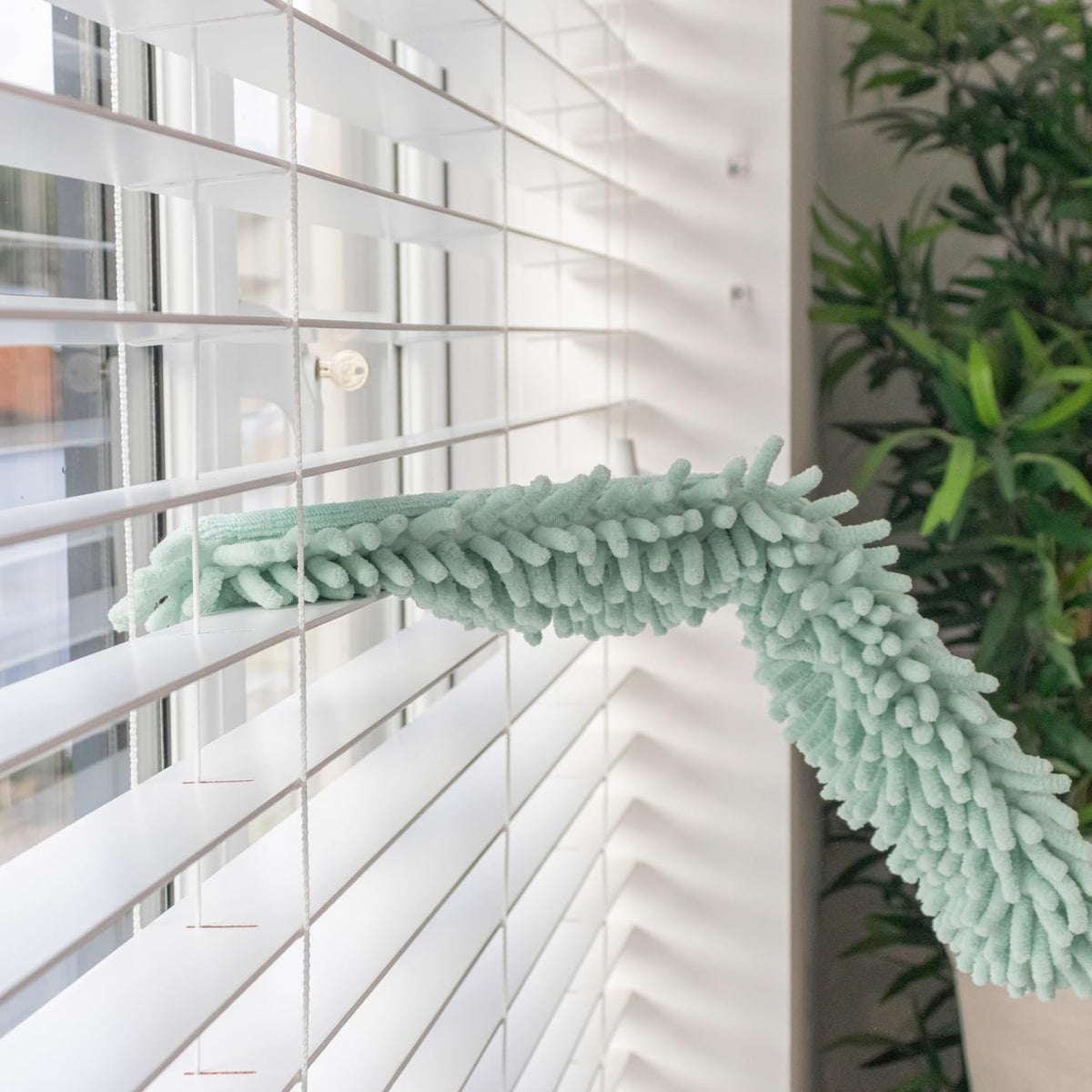 JVL Flexible Duster with Extendable Pole Green 106cm-141cm 20-731GN | Microfibre Chenille Cleaning Head | Telescopic Handle Home Dusting Tool | Suitable for High Ceilings Blinds Furniture Cleaning