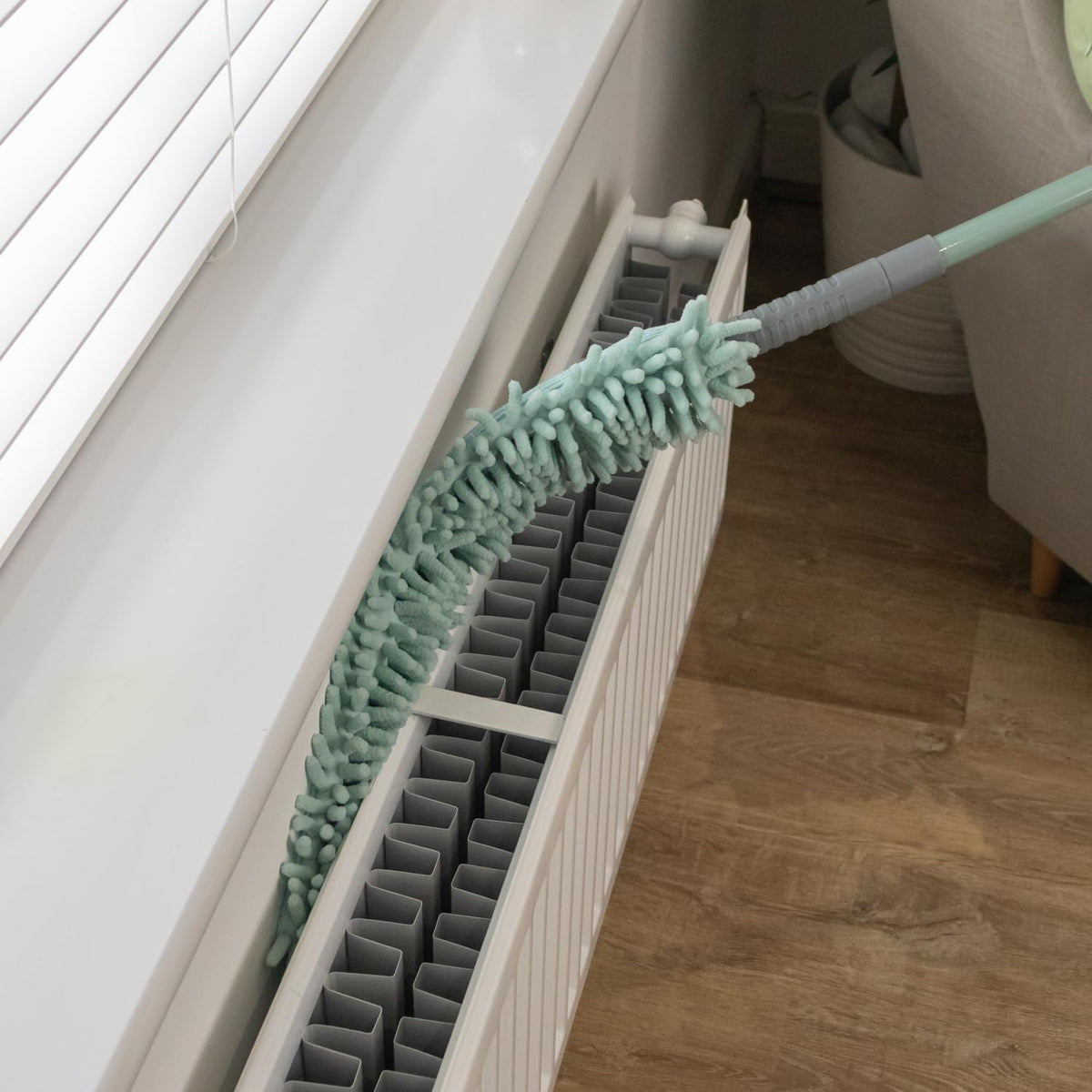 JVL Flexible Duster with Extendable Pole Green 106cm-141cm 20-731GN | Microfibre Chenille Cleaning Head | Telescopic Handle Home Dusting Tool | Suitable for High Ceilings Blinds Furniture Cleaning