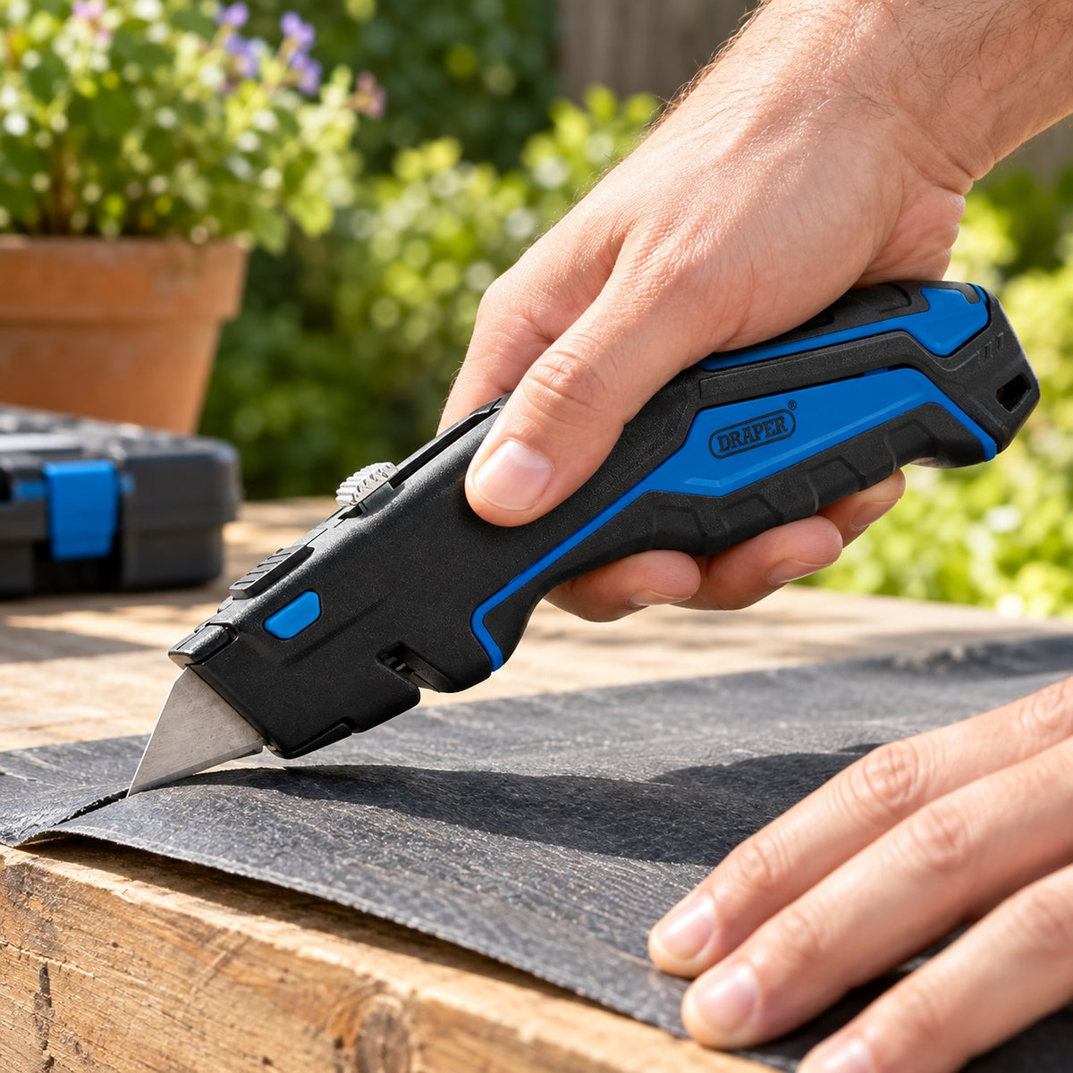 Draper Retractable Trimming Knife Black and Blue 70363 | Multi Purpose Cutting Tool | Adjustable Blade Knife | Quick Blade Change Design